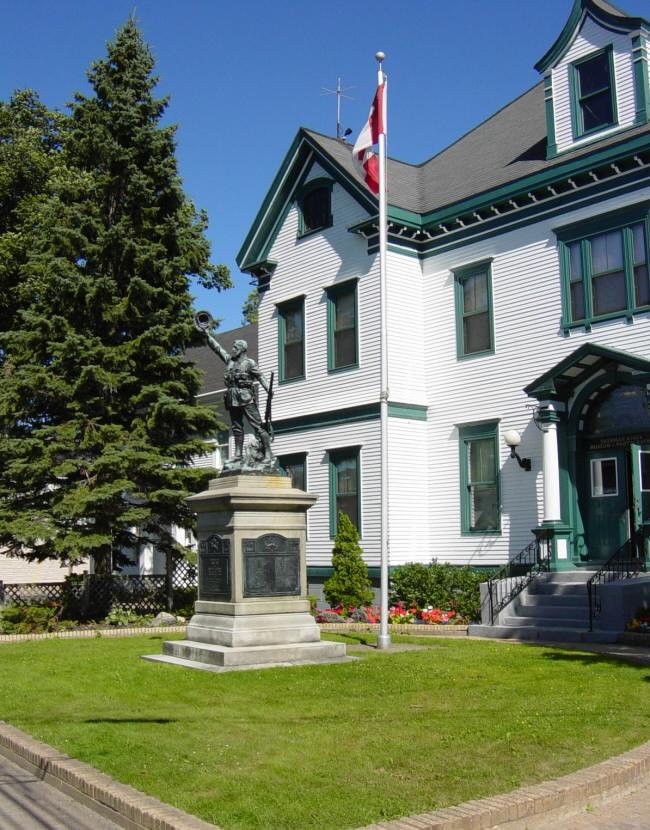 Liverpool, Nova Scotia: Queens County war memorial monument, north and west faces